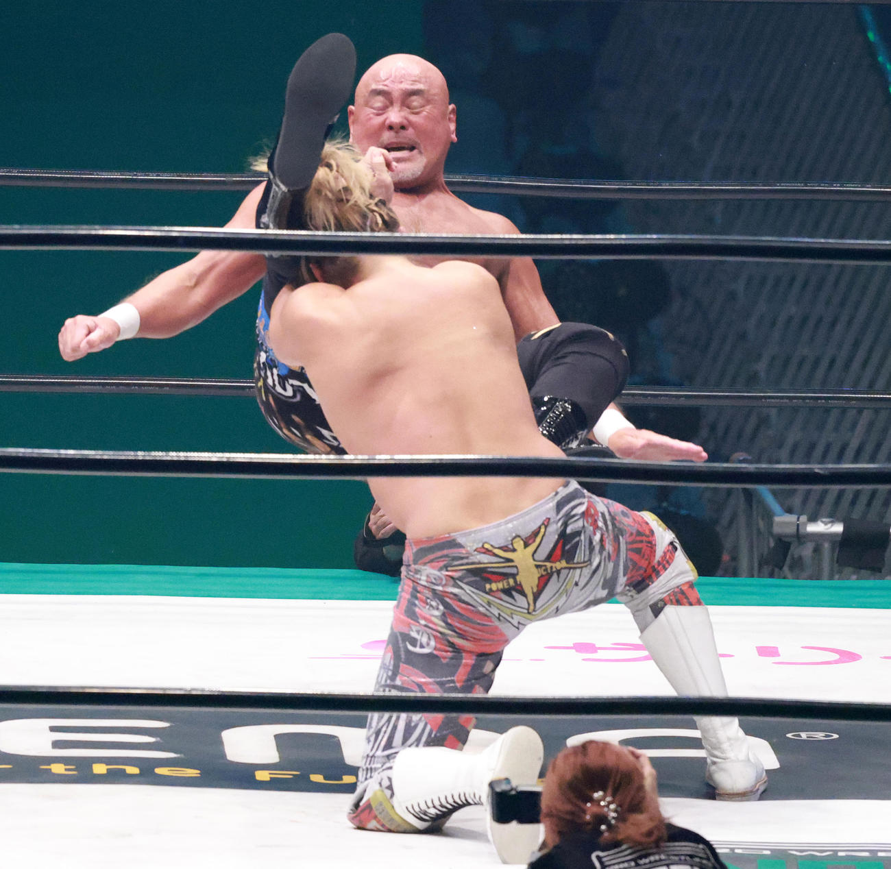 棚橋（手前）にシャイニングウイザードを決める武藤（撮影・中島郁夫）