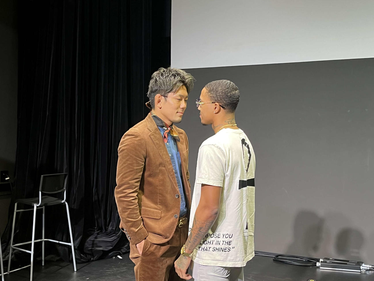 GLOBAL TITANS大会で対戦する皇治（左）とイングラムはフェースオフを行う（撮影・勝部晃多）