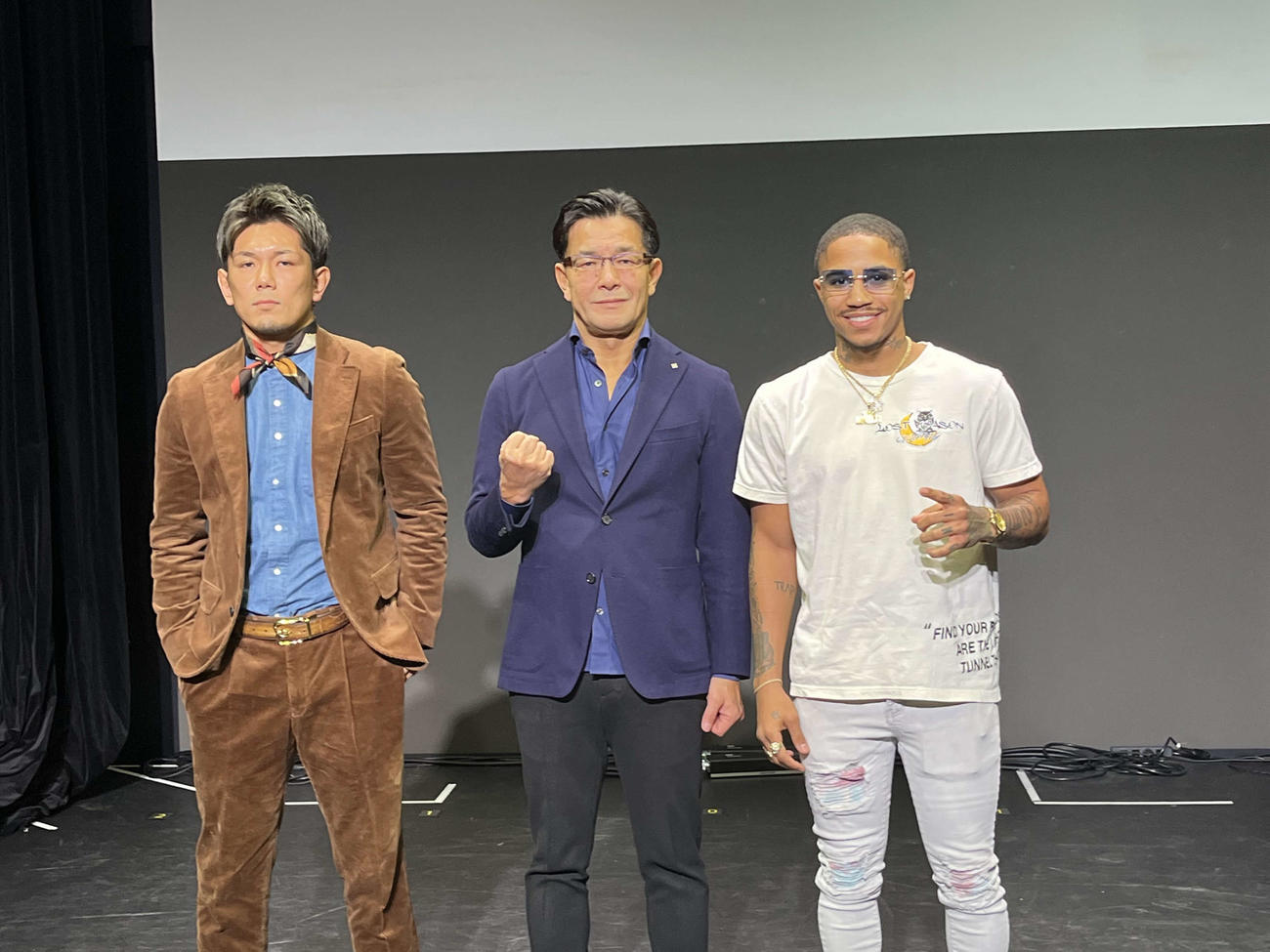 GLOBAL TITANS大会で対戦する皇治（左）とイングラム。中央はRIZIN榊原CEO（撮影・勝部晃多）