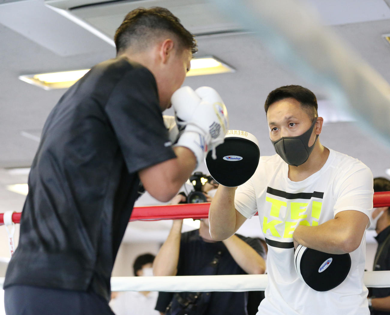 ミット打ちを行うWBOアジア・パシフィック・ライトフライ級王者岩田翔吉（左）と粟生隆寛トレーナー（2022年10月4日撮影）
