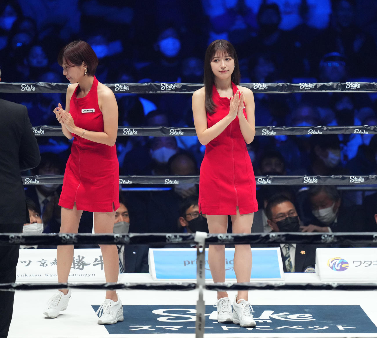 ラウンドガールの雪平莉左（右）と天野麻菜（撮影・菅敏）