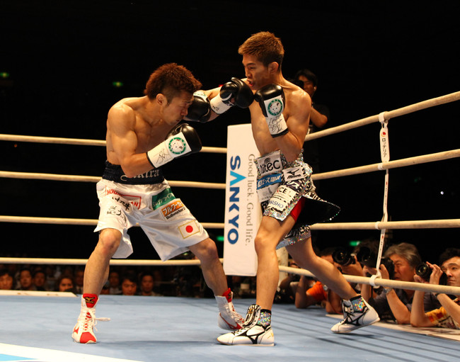 WBC・WBA世界ミニマム級王座統一戦・12回戦　井岡一翔対八重樫東　1回、八重樫に右フックを浴びせる井岡（2012年6月20日撮影）