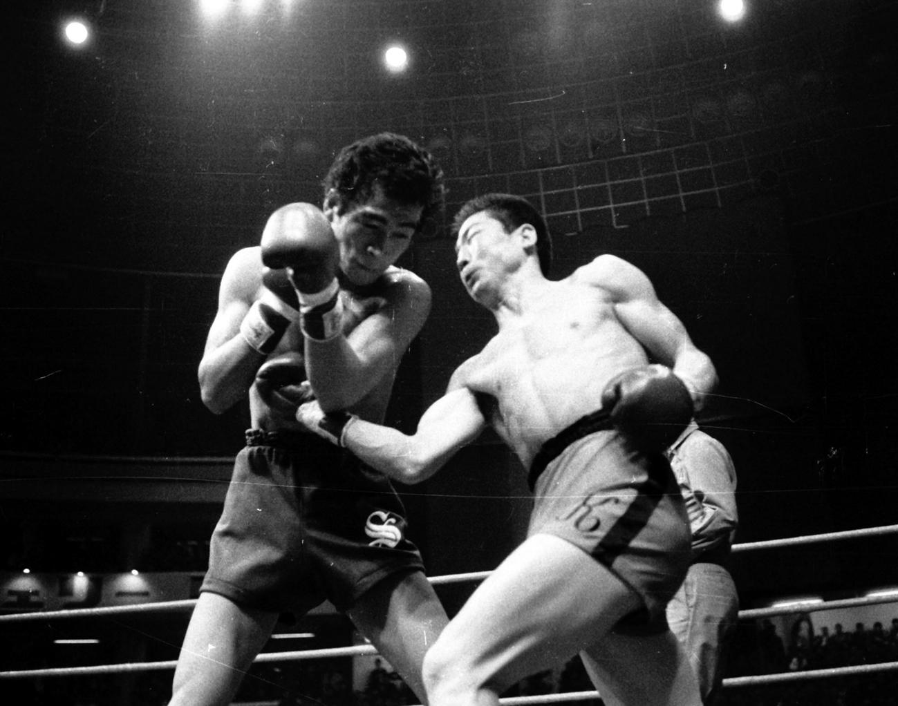 西城正三対小林弘　西城正三（左）に右ボディを見舞う小林弘（1970年12月3日）