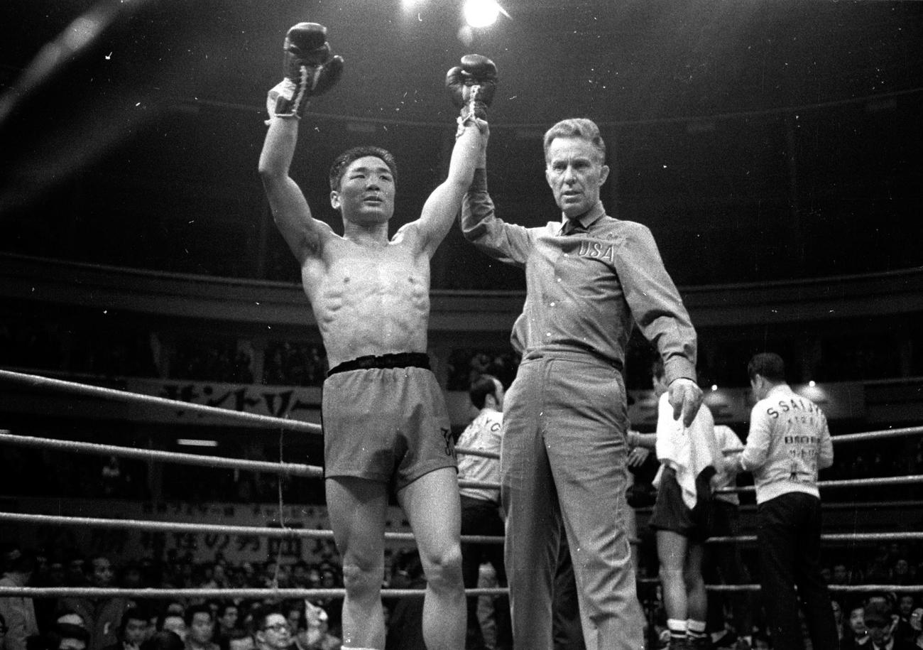 西城正三対小林弘　勝ち名乗りを受ける小林弘（1970年12月3日）