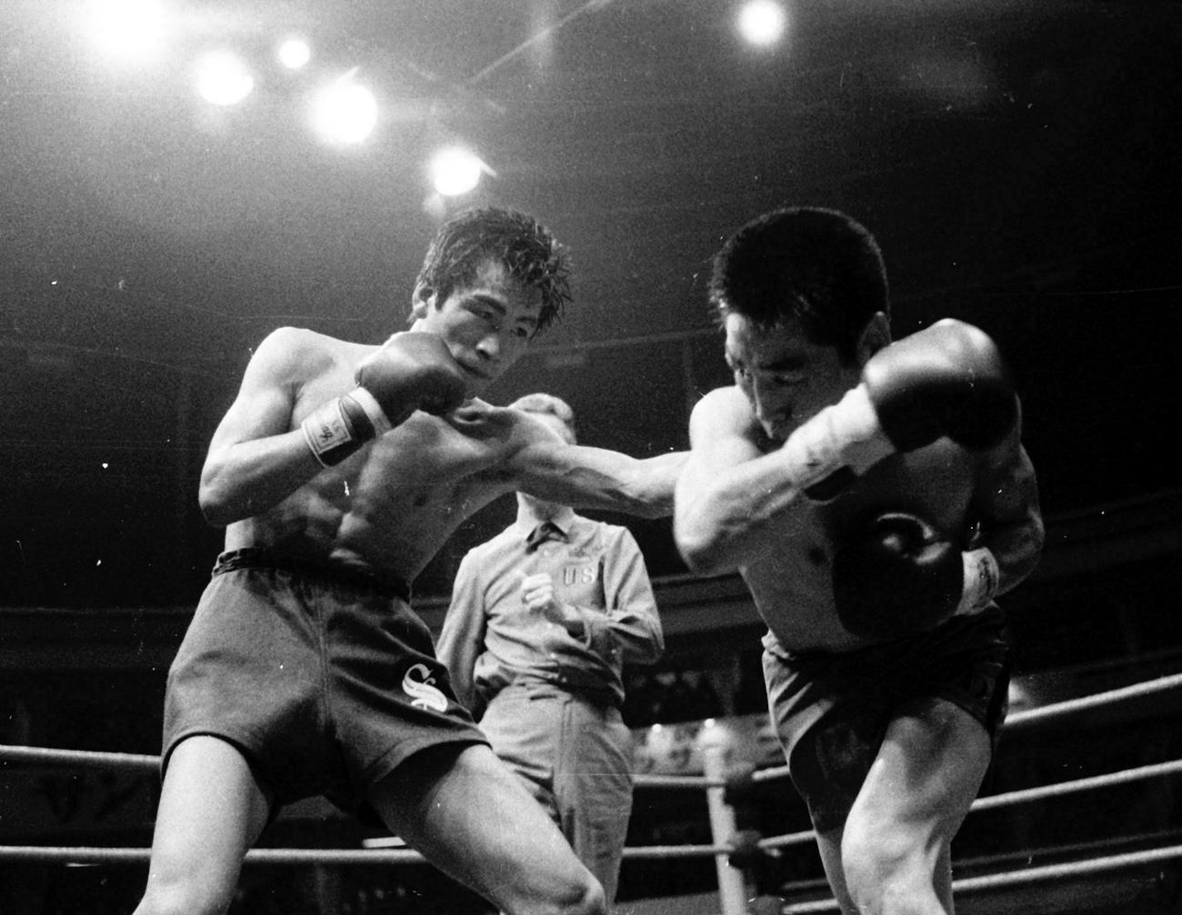西城正三対小林弘　激しく打ち合う西城正三（左）と小林弘（1970年12月3日）
