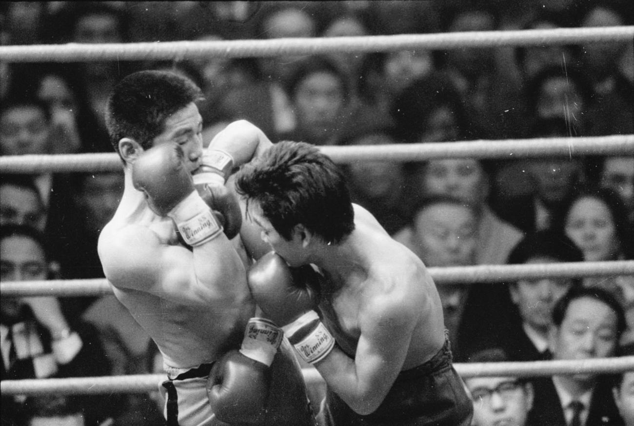 西城正三対小林弘　7R西城（右）は左右の連打で小林（左）をロープへ追い詰める（1970年12月3日）