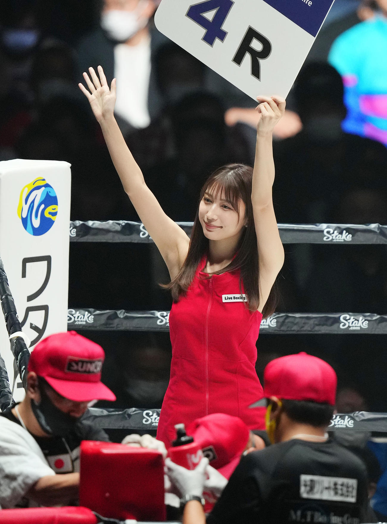 ラウンドガールを務める雪平莉左（撮影・菅敏）