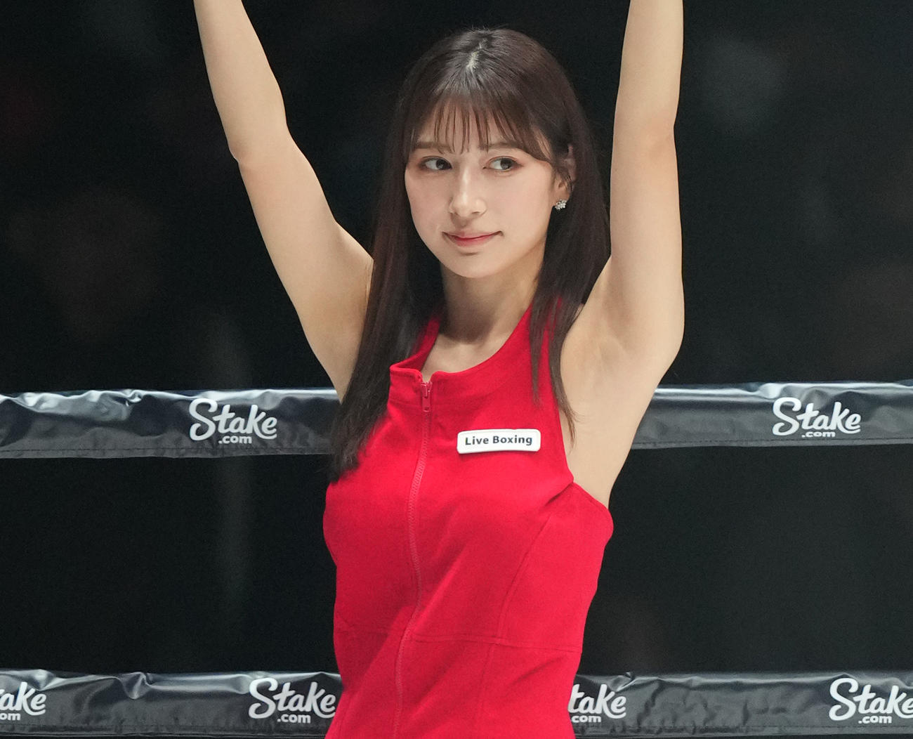 ラウンドガールを務める雪平莉左（撮影・菅敏）