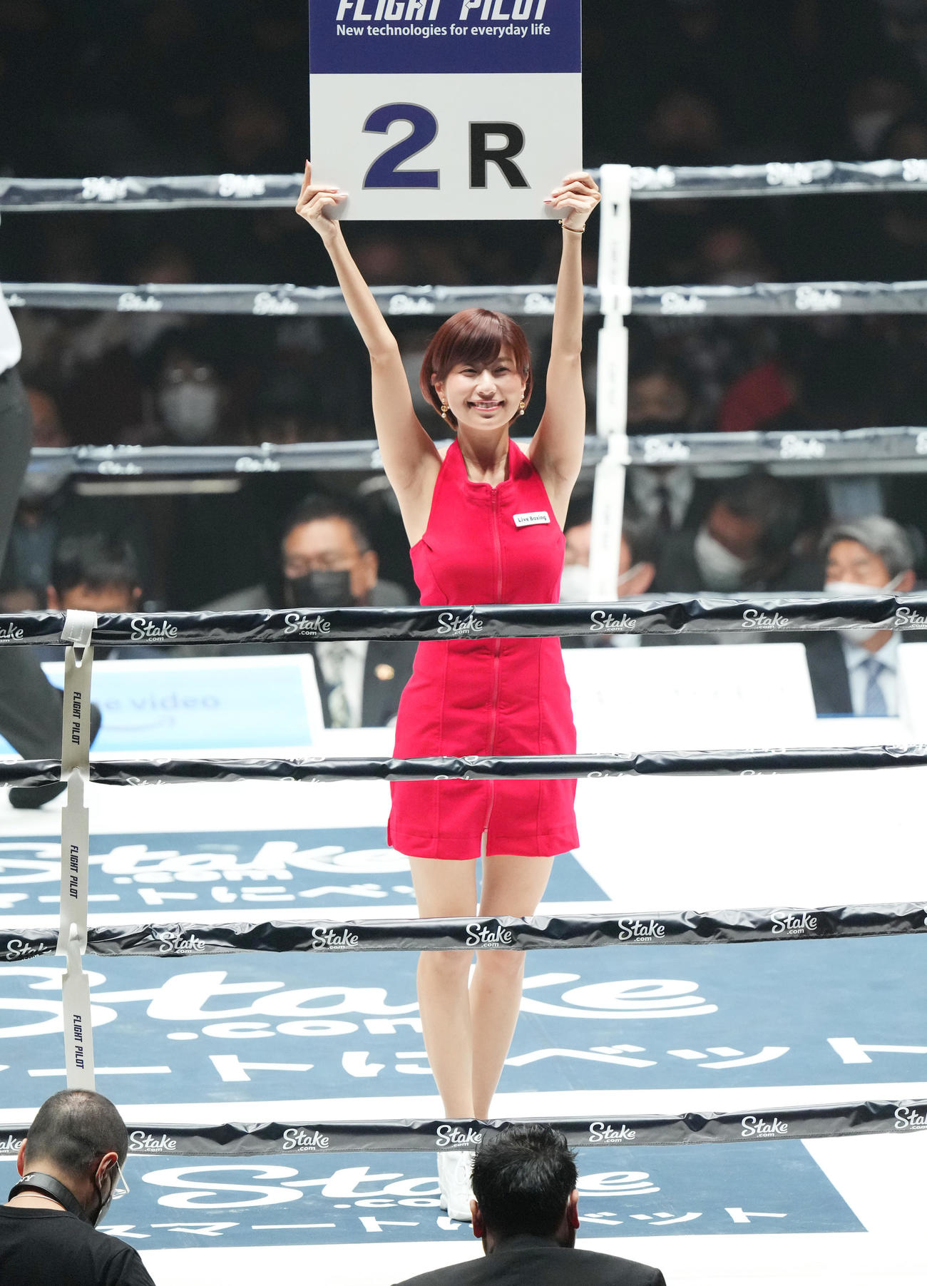 ラウンドガールを務める天野麻菜（撮影・菅敏）