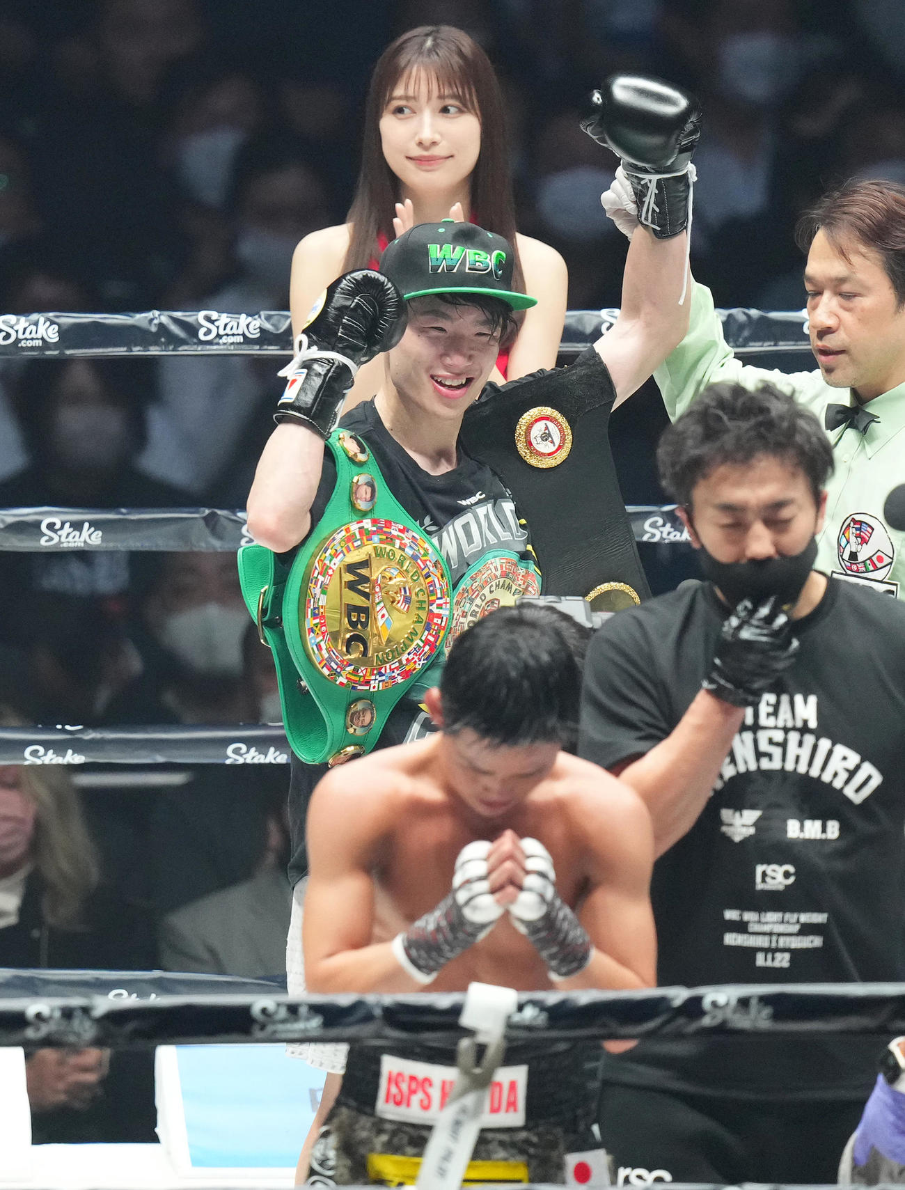 世界ライトフライ級2団体王座統一戦で京口（手前）に勝利し、2本のベルトを肩にかけ、ガッツポーズを見せる寺地（撮影・菅敏）