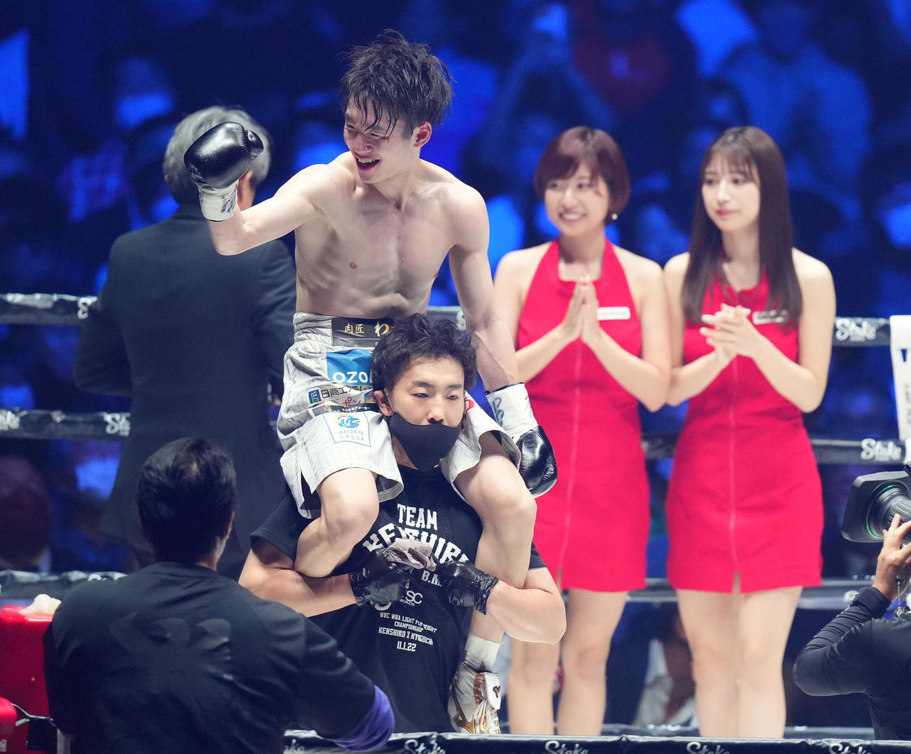 世界ライトフライ級2団体王座統一戦で京口紘人に勝利し、笑顔を見せる寺地（左から2人目）（撮影・菅敏）