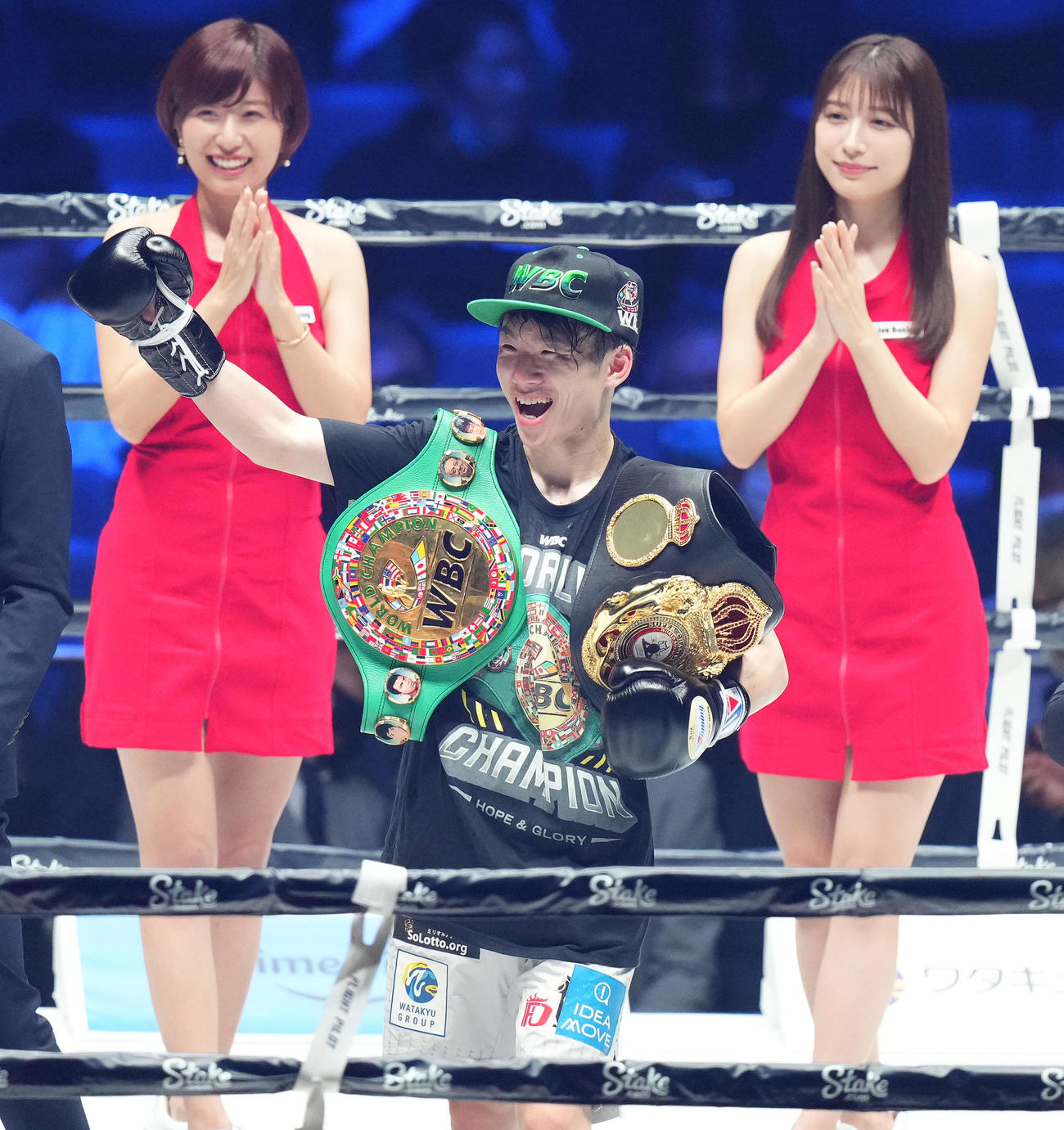 世界ライトフライ級2団体王座統一戦で勝利し、2本のベルトを肩にかけ、笑顔を見せる寺地（中央）。右は雪平莉左、左は天野麻菜（撮影・菅敏）