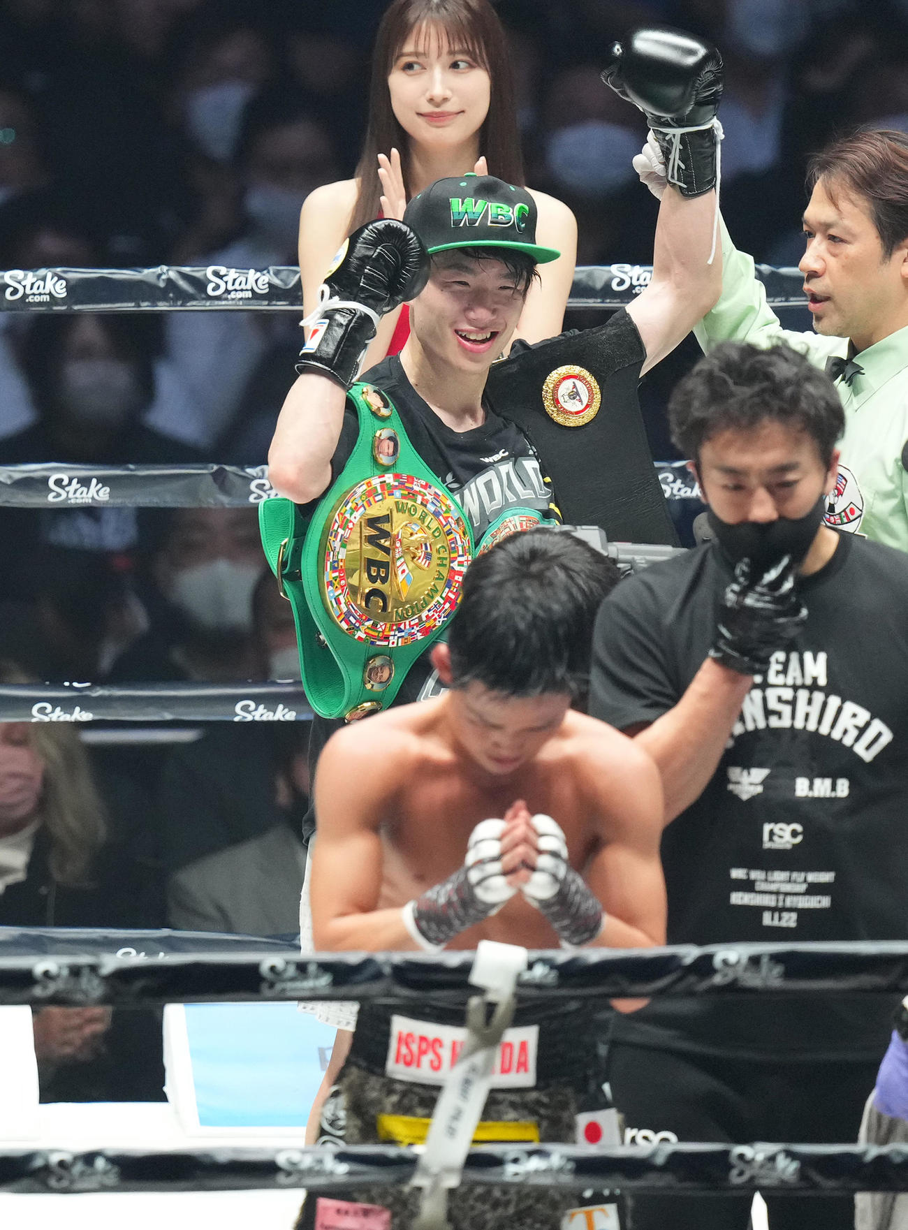 世界ライトフライ級2団体王座統一戦で京口（手前）に勝利し、2本のベルトを肩にかけ、ガッツポーズを見せる寺地（撮影・菅敏）