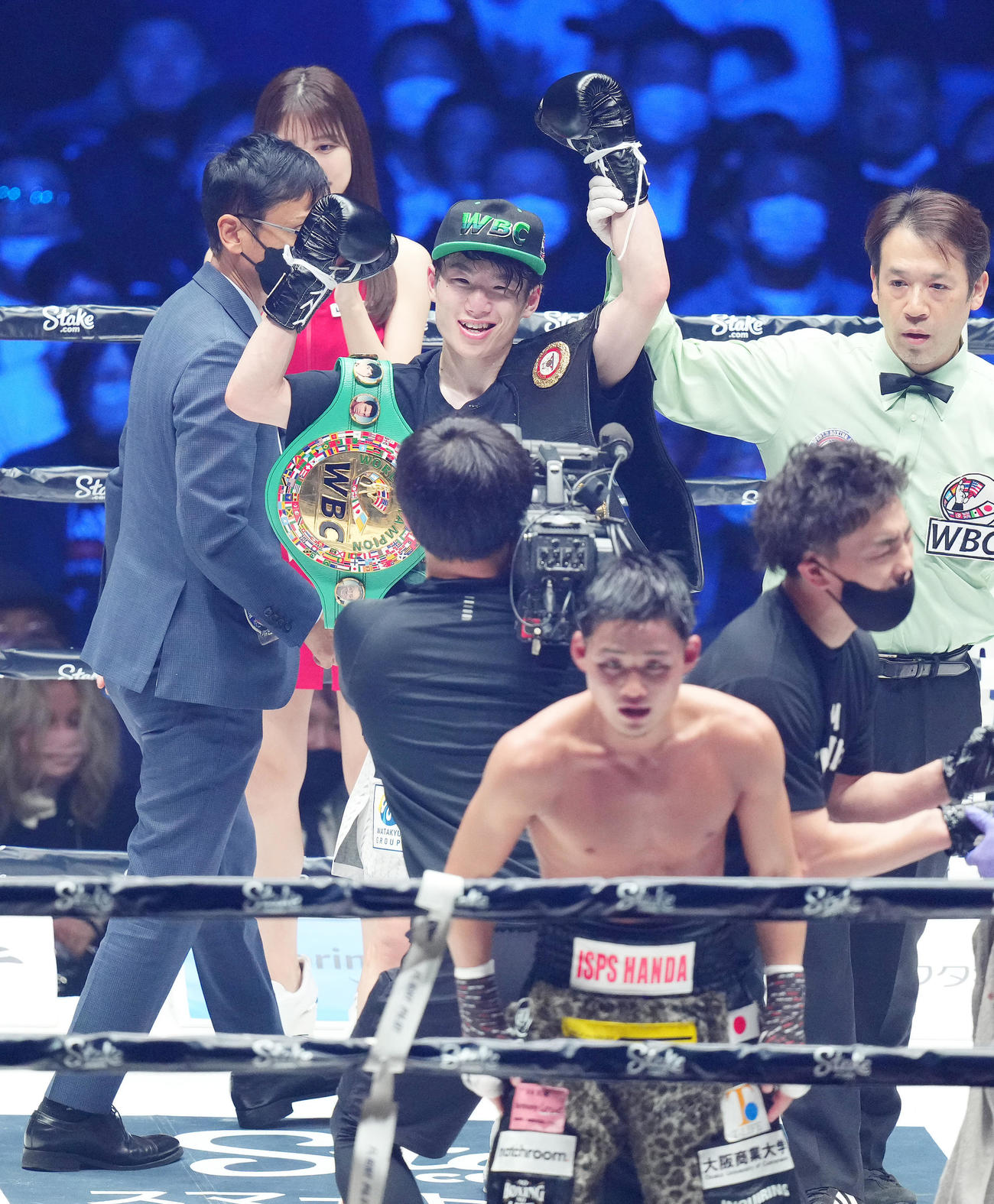 世界ライトフライ級2団体王座統一戦で京口（手前）に勝利し、2本のベルトを肩にかけ、ガッツポーズを見せる寺地（撮影・菅敏）