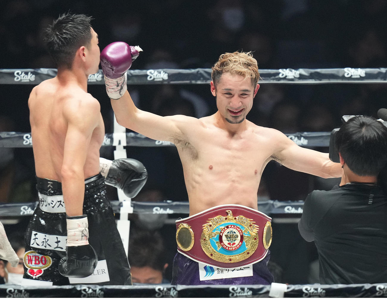 中谷（左）に勝利し、ガッツポーズを見せる吉野（撮影・菅敏）