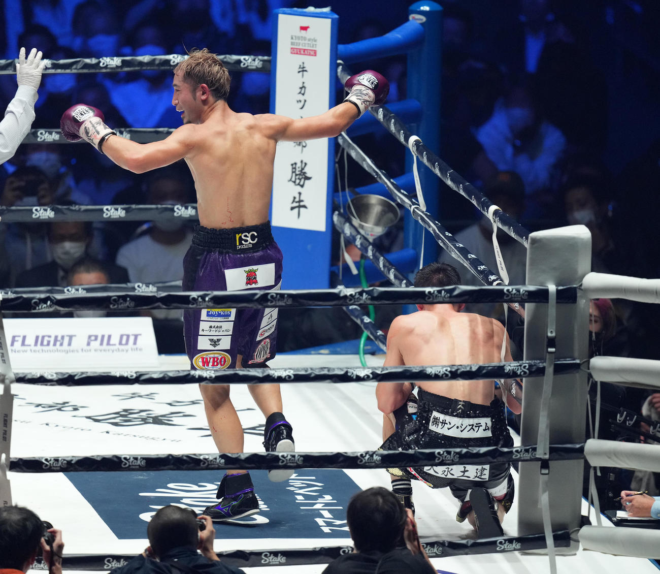 5回、中谷（右）からダウンを奪う吉野（撮影・菅敏）