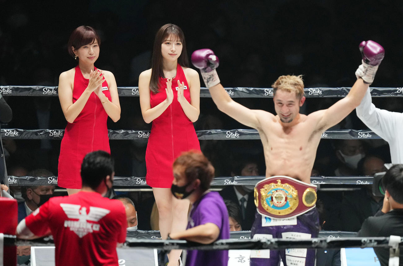 中谷正義に勝利し喜ぶ吉野（手前）に拍手を送るラウンドガールの雪平莉左（左から2人目）と天野麻菜（左端）（撮影・菅敏）