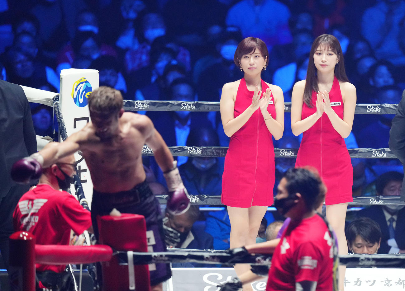 中谷に勝利し喜ぶ吉野（左下）に拍手を送るラウンドガールの雪平莉左（右端）と天野麻菜（右から2人目）（撮影・菅敏）