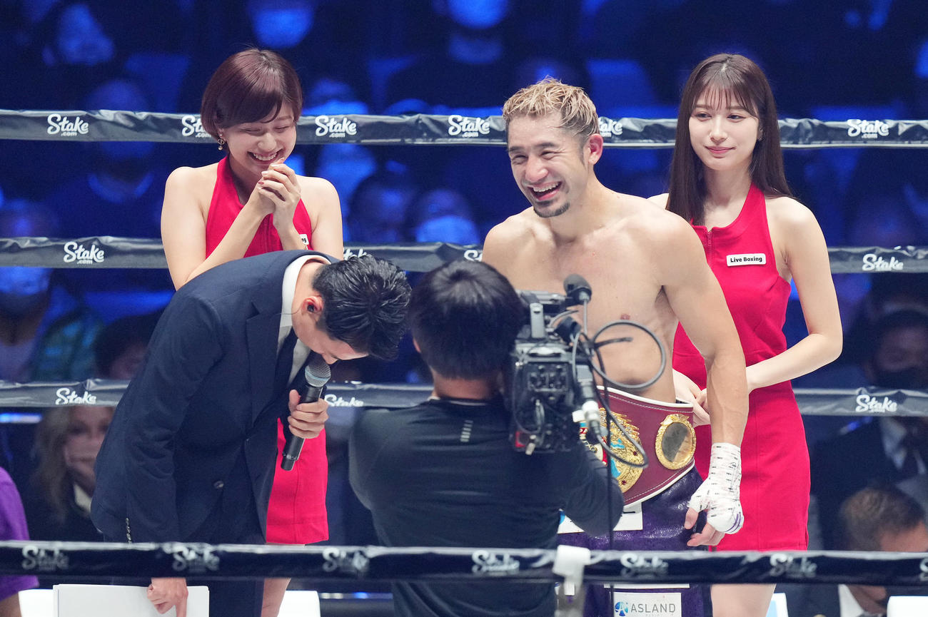 中谷に勝利するも、インタビューで名前を間違えられ謝罪を受ける吉野（右から2人目）。右端は雪平莉左、左端は天野麻菜（左端）（撮影・菅敏）