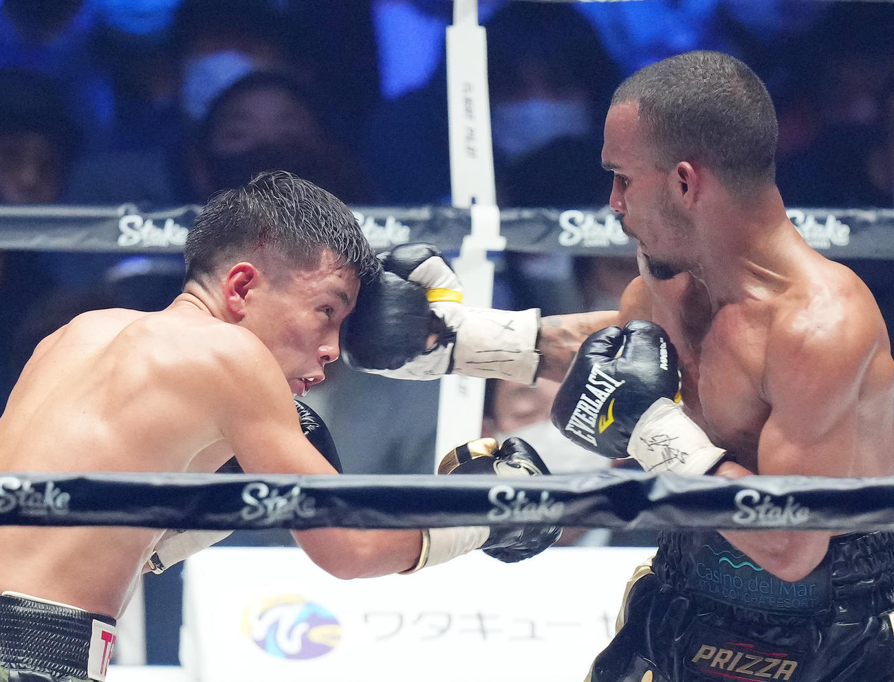 6回、ゴンサレス（右）の右フックを受ける岩田（撮影・菅敏）