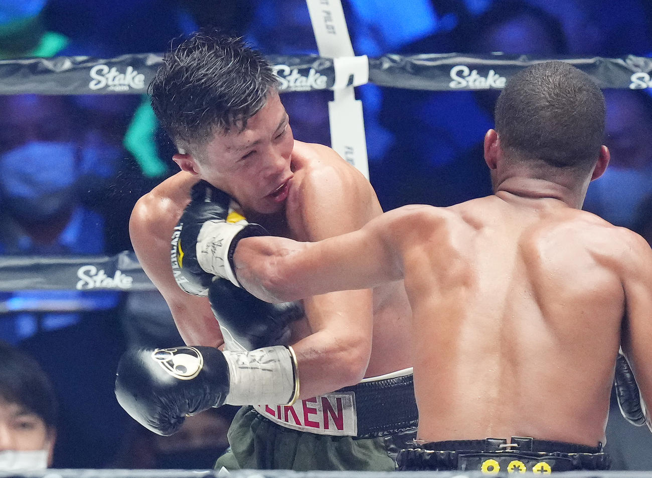 9回、ゴンサレス（右）の左フックを顔面に受ける岩田（撮影・菅敏）