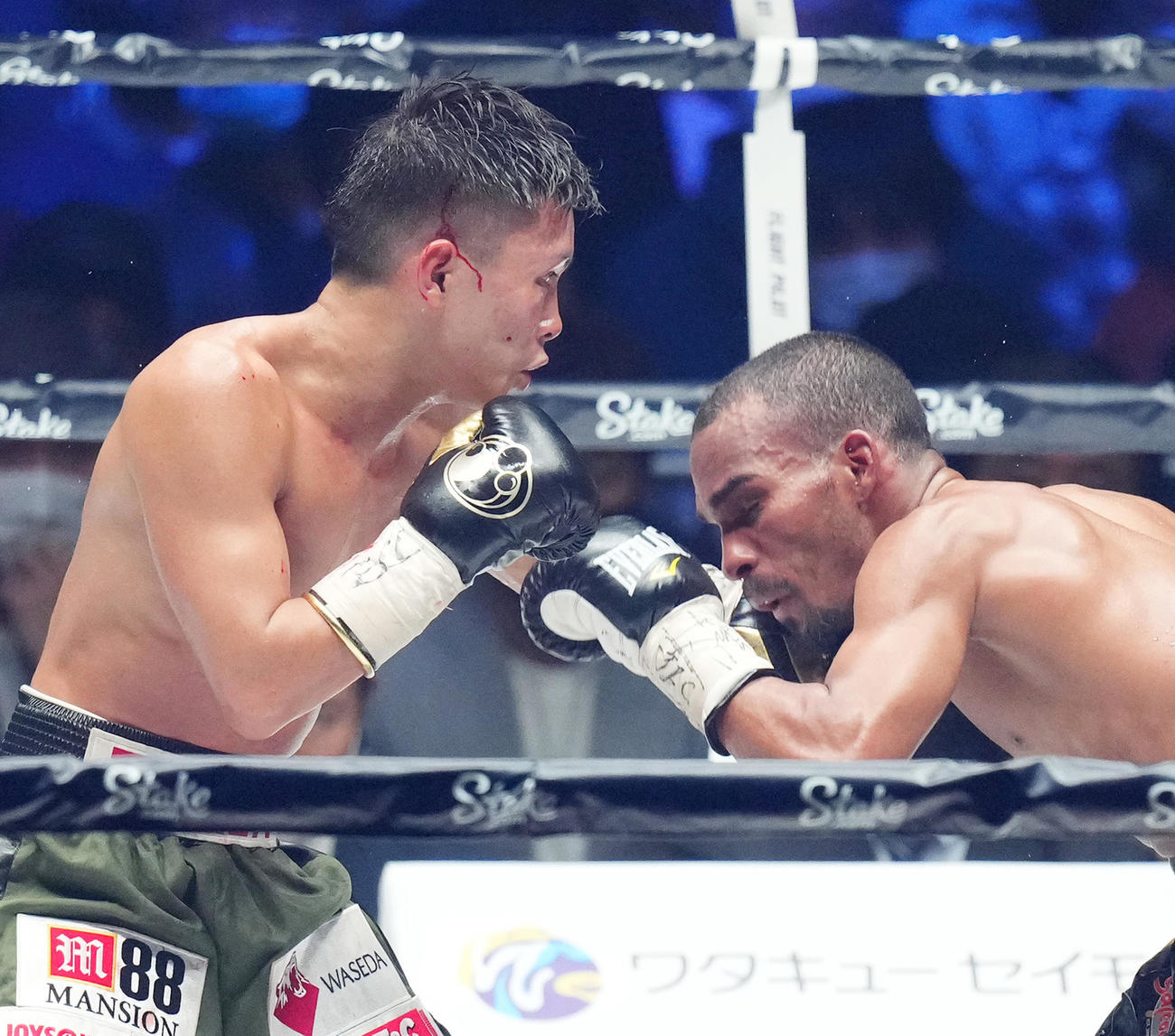 7回、ゴンサレス（右）に左フックを入れる岩田（撮影・菅敏）