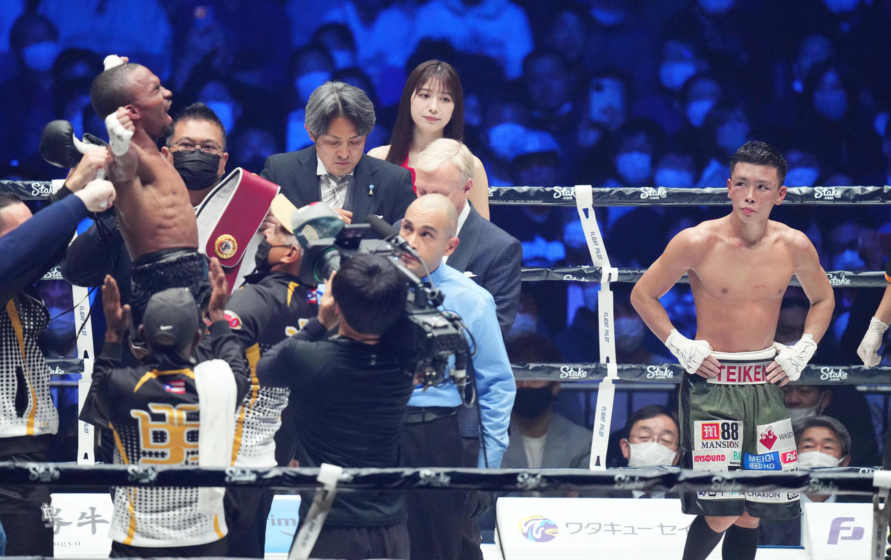 判定で敗れ、喜びを爆発させるゴンサレス（左端）を前に肩を落とす岩田（撮影・菅敏）