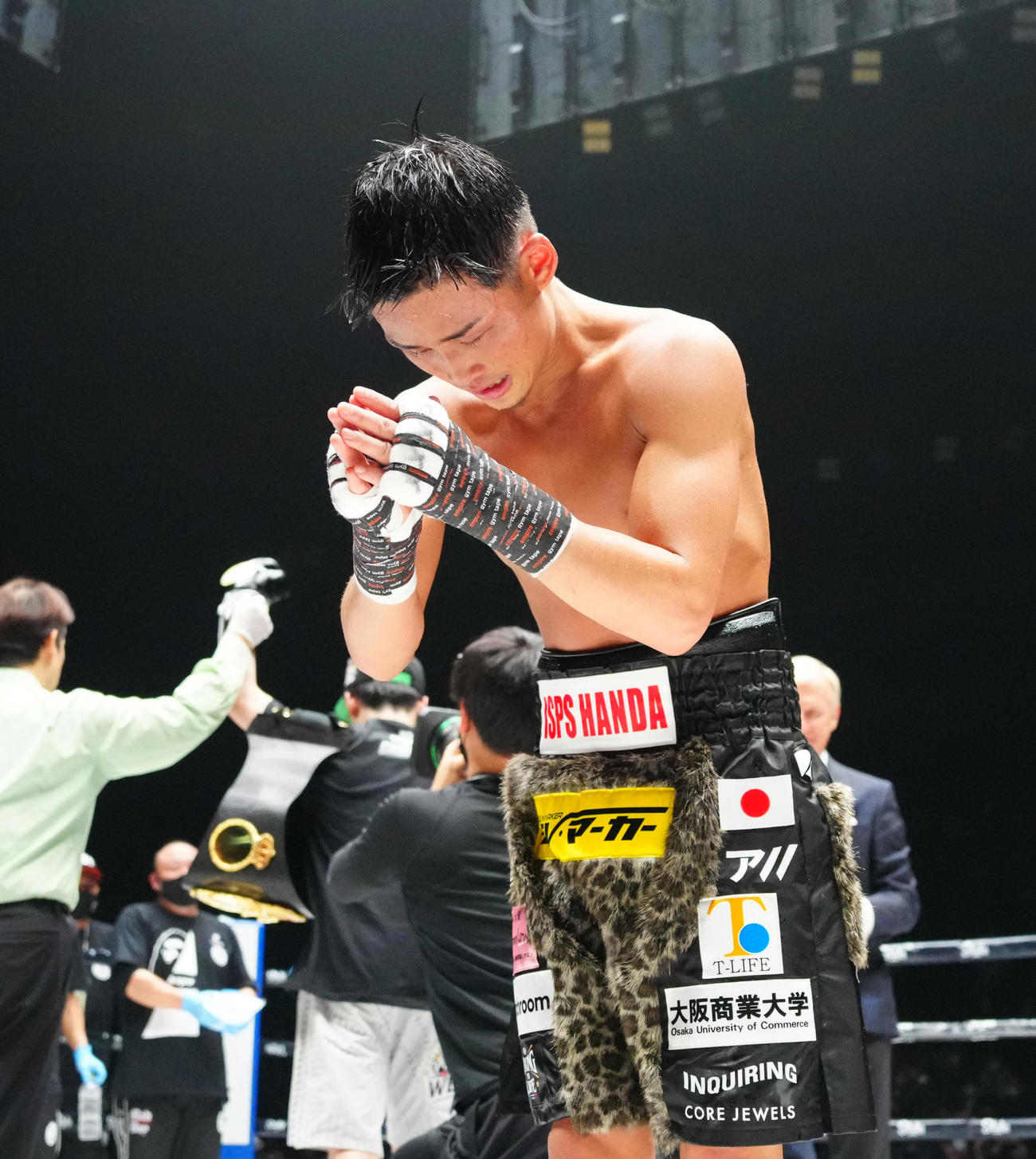 7回TKOで敗れ悔しさをにじませる京口（代表撮影）