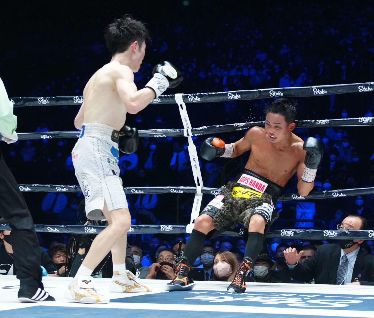 7回、京口（右）は寺地の強烈なパンチを浴びてダウンを喫しTKO負けとなる（代表撮影）
