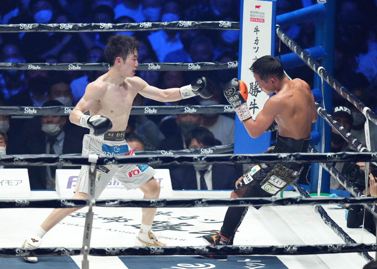 世界ライトフライ級2団体王座統一戦　7回、寺地（左）は、京口から2回目のダウンを奪いTKOで勝利する（撮影・菅敏）