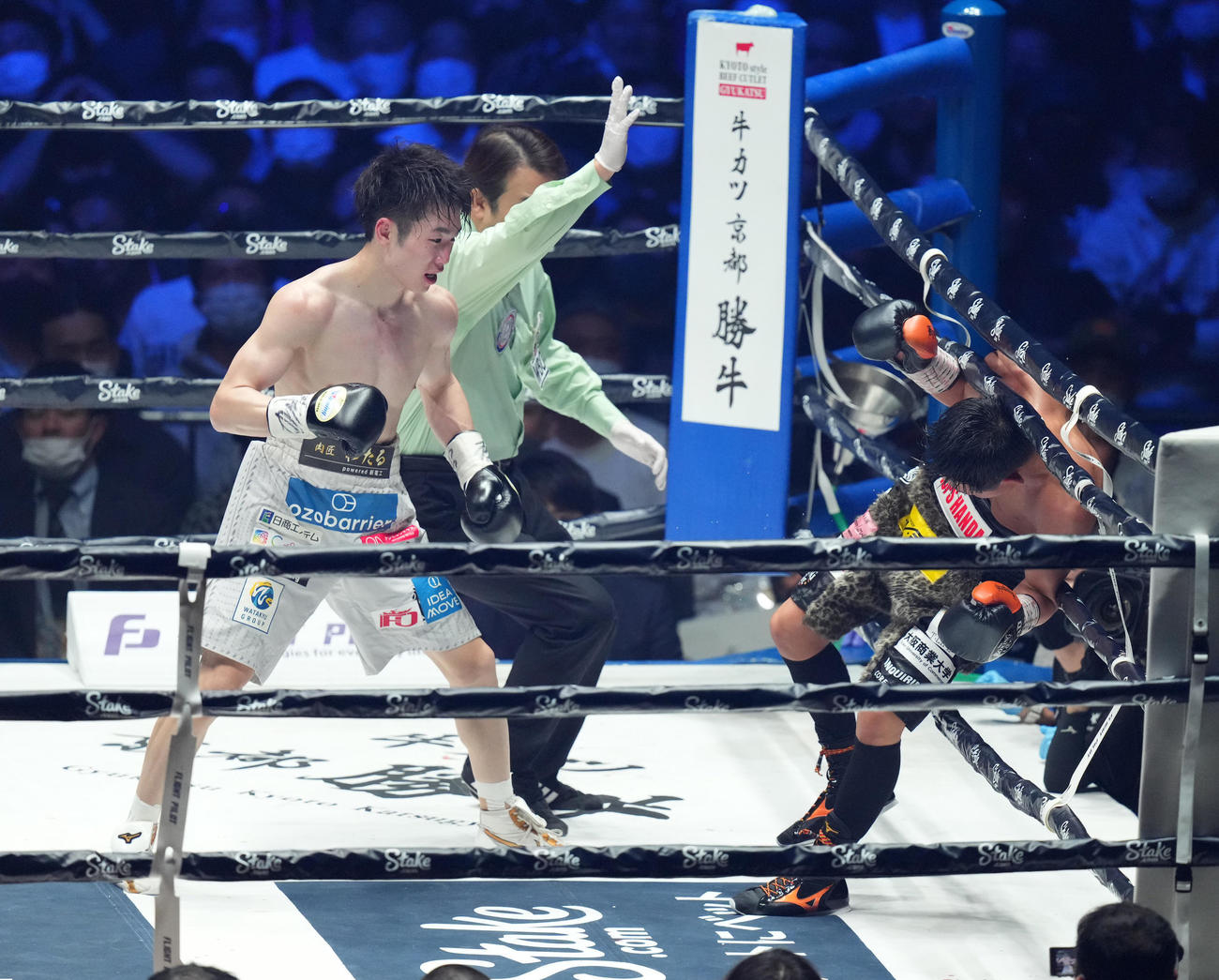 7回、寺地（左）は、京口から2回目のダウンを奪い勝利する（撮影・菅敏）