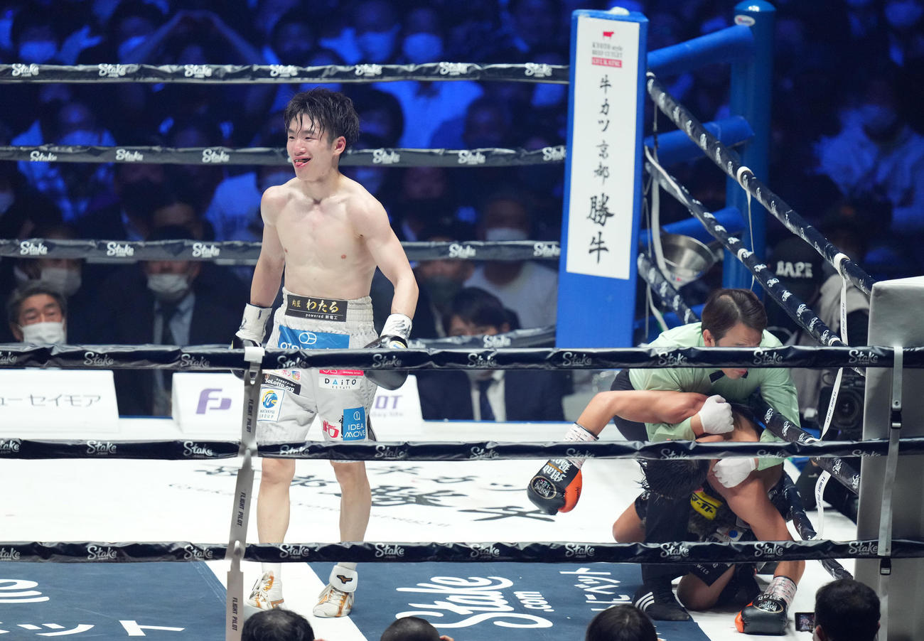 7回、寺地（左）は、京口から2回目のダウンを奪い勝利する（撮影・菅敏）