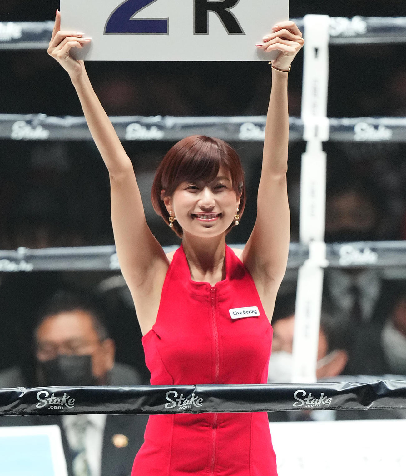 ラウンドガールを務める天野麻菜（撮影・菅敏）