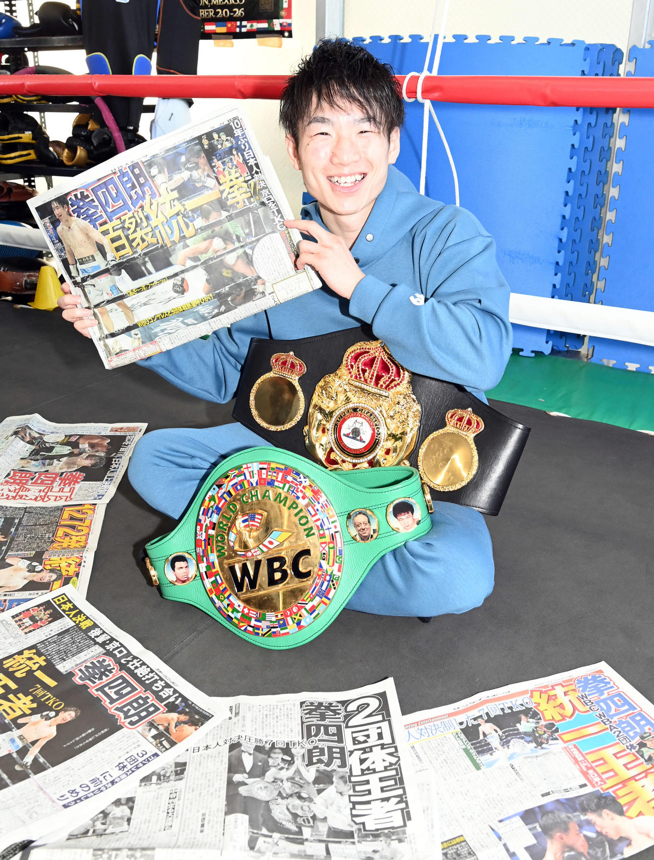 京口との大激戦から一夜明け、2団体のチャンピオンベルトと笑顔を見せる寺地拳（撮影・たえ見朱実）