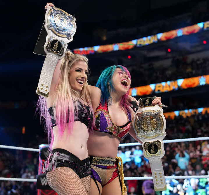 アレクサ・ブリス（左）とWWE女子タッグ王座ベルトを掲げて喜ぶアスカ（C）2022 WWE, Inc. All Rights Reserved