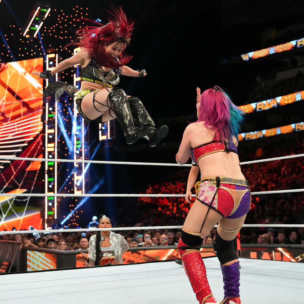 アスカ（右）にミサイルキックを放ったイヨ・スカイ（C）2022 WWE, Inc. All Rights Reserved