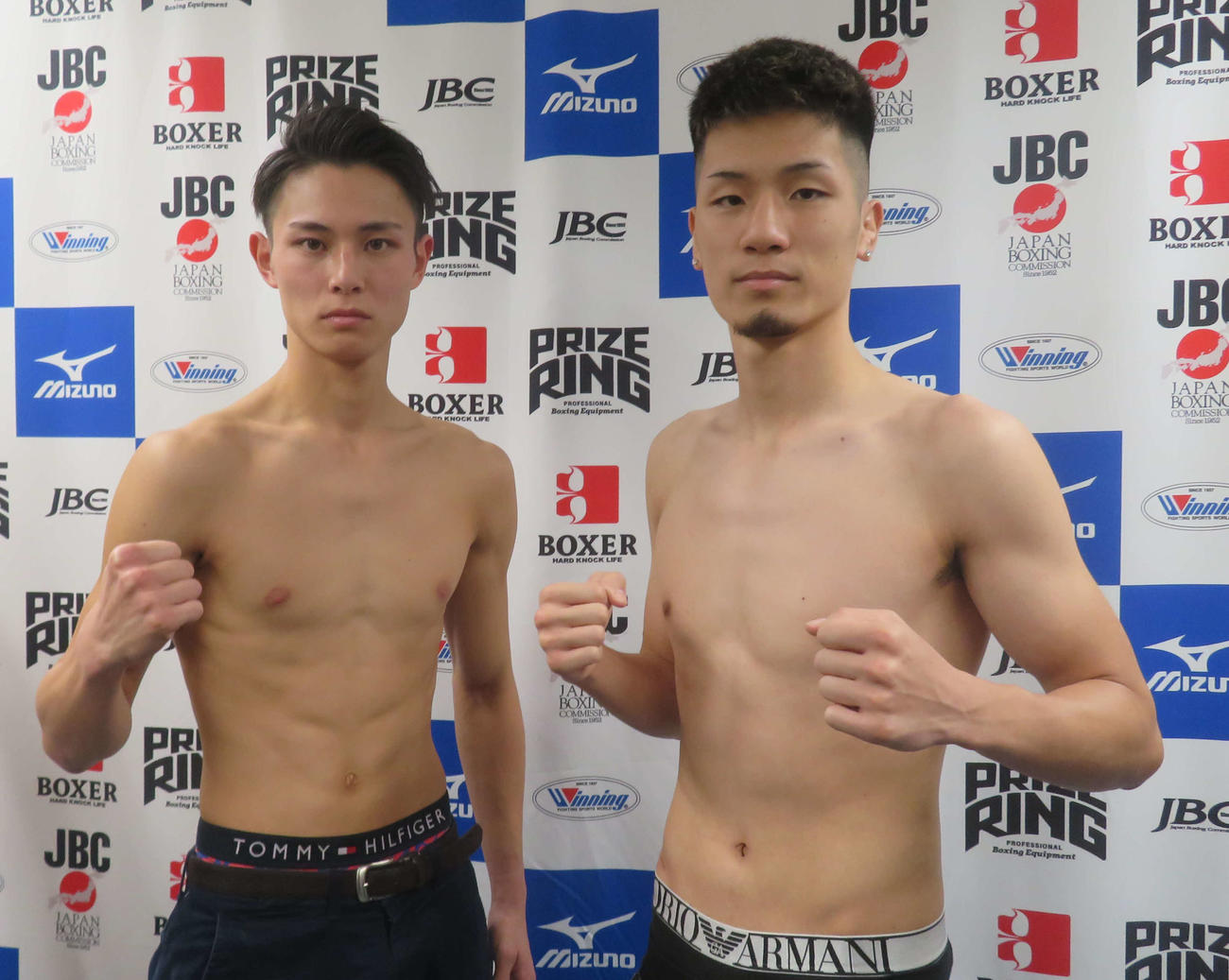 東日本新人王ウエルター級決勝で対戦する松野晃汰（右）と並ぶ輪島功一の孫・磯谷大心