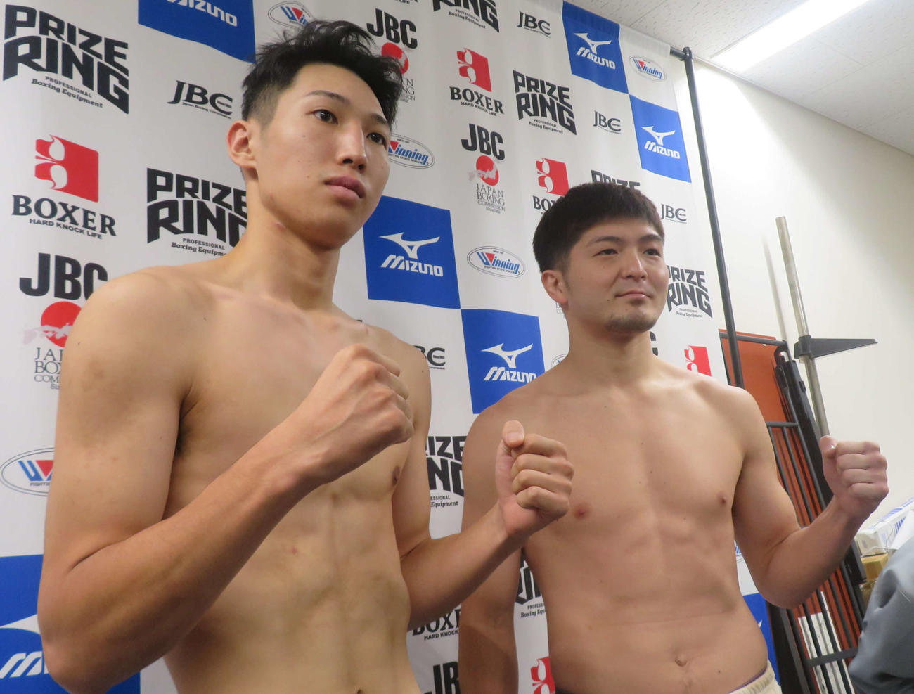 東日本新人王ミドル級決勝で対戦する時吉樹（左）と並ぶ元K－1ファイター左右田泰臣