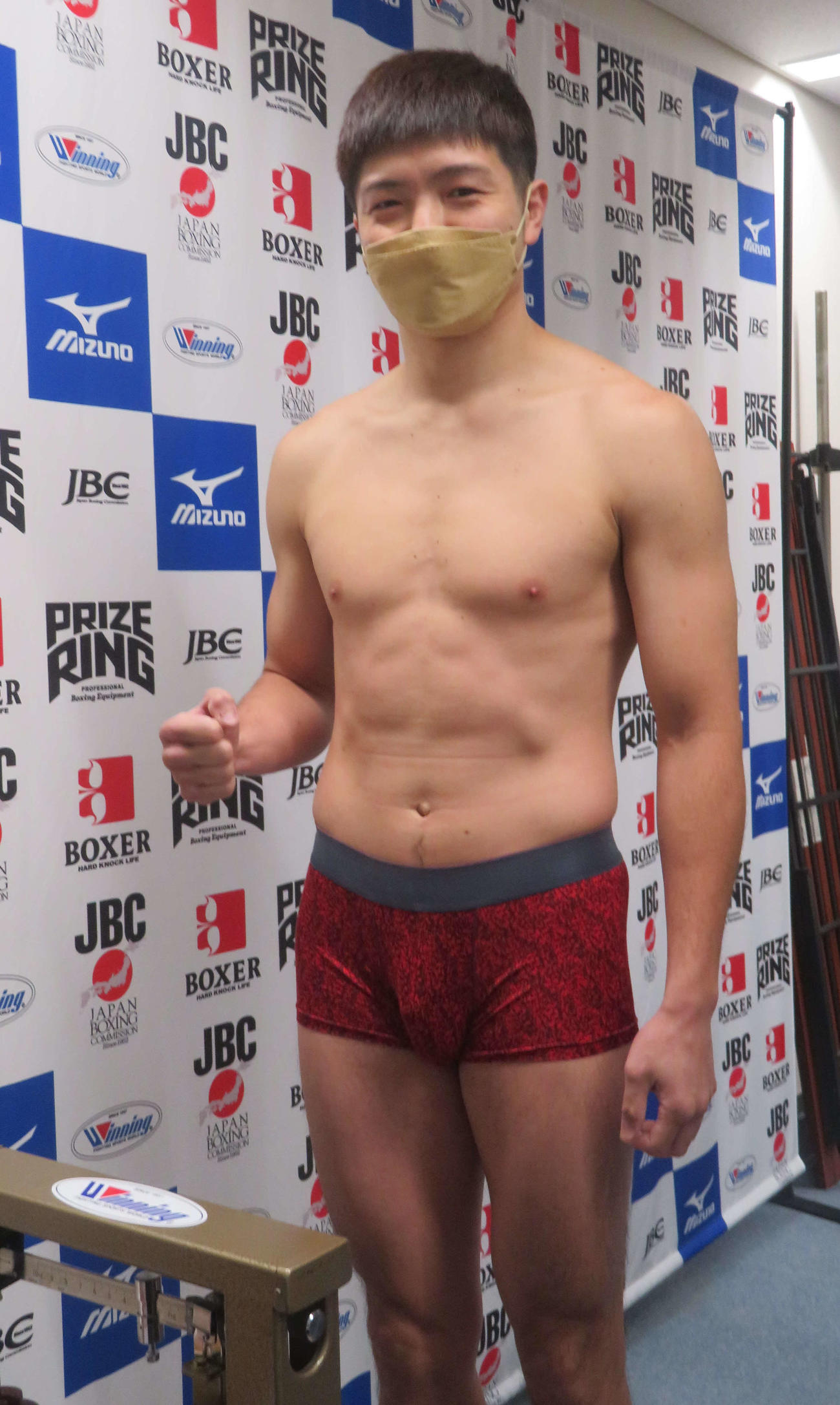 東日本新人王ミドル級決勝に向けた前日計量をパスした元K－1ファイター左右田泰臣