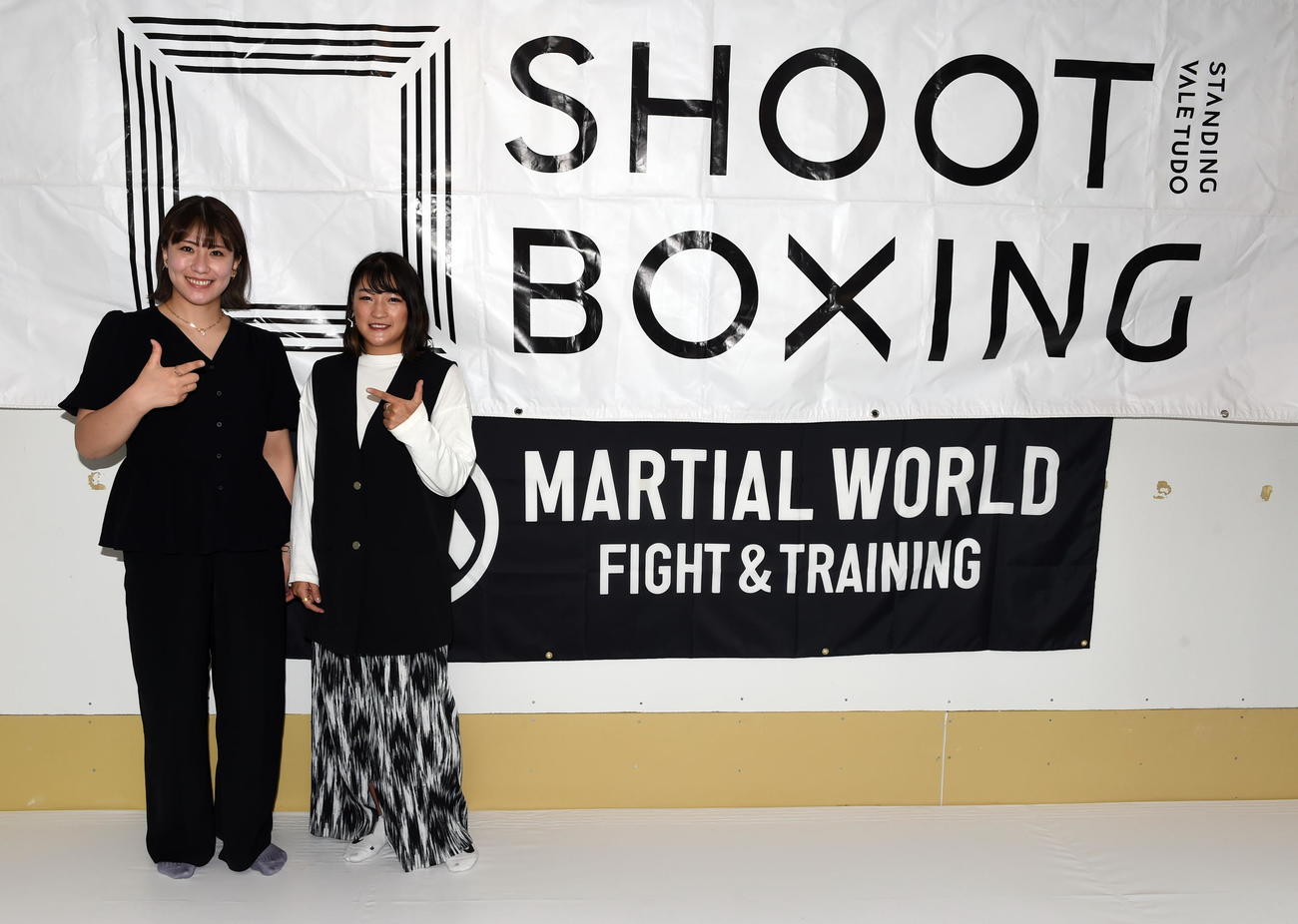 仙台の新ジムでシュートポーズをする未奈（左）とRENA（撮影・山田愛斗）