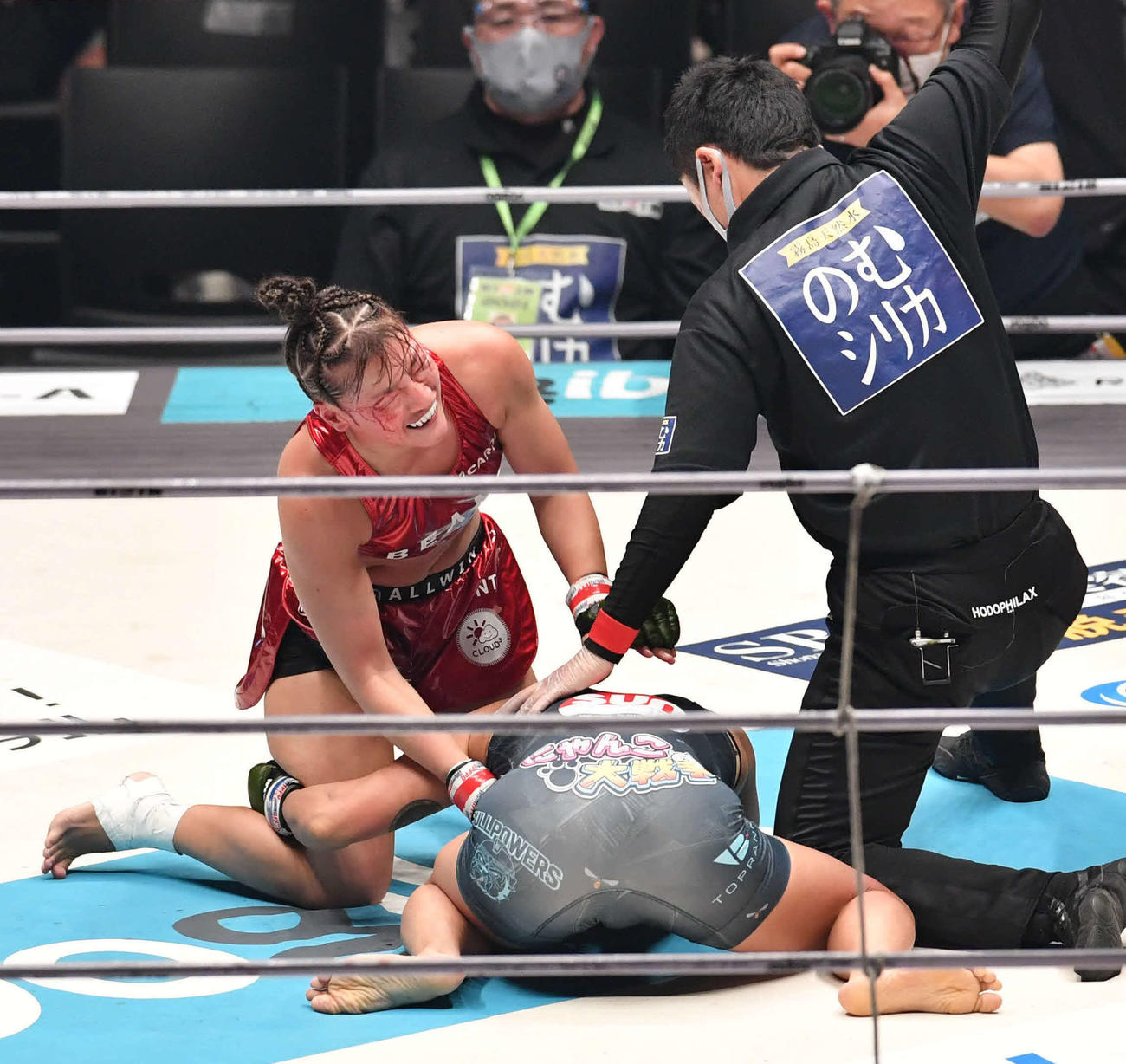 21年11月、「RIZIN32大会」に出場し、山本美憂（右）にTKO勝利したRENA