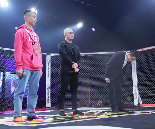 会見の騒動について謝罪する久保田（右）。左はアドリブまさお（撮影・足立雅史）