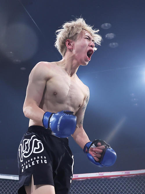 ゲンキは斎藤からダウンを奪い雄たけびを上げる（撮影・足立雅史）