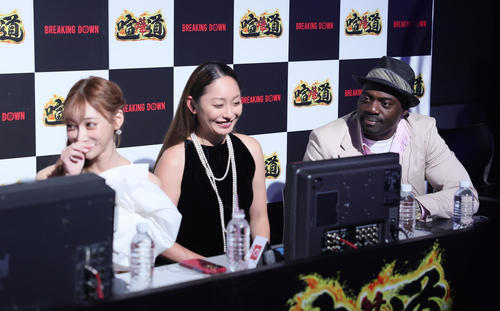 ゲスト席に座る、左から明日花キララ、安藤美姫さん、ボビーオロゴン（撮影・足立雅史）