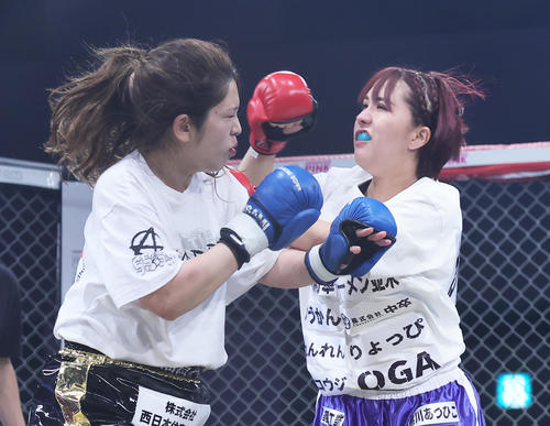 激しく打ち合う坂口杏里さん（左）とへずま嫁（撮影・足立雅史）