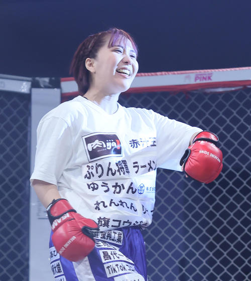 坂口杏里さんに勝利し笑顔を見せるへずま嫁（撮影・足立雅史）