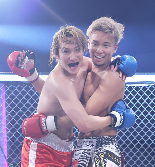 勝利したとしぞう（右）はジョーブログと抱き合い健闘をたたえ合う（撮影・足立雅史）