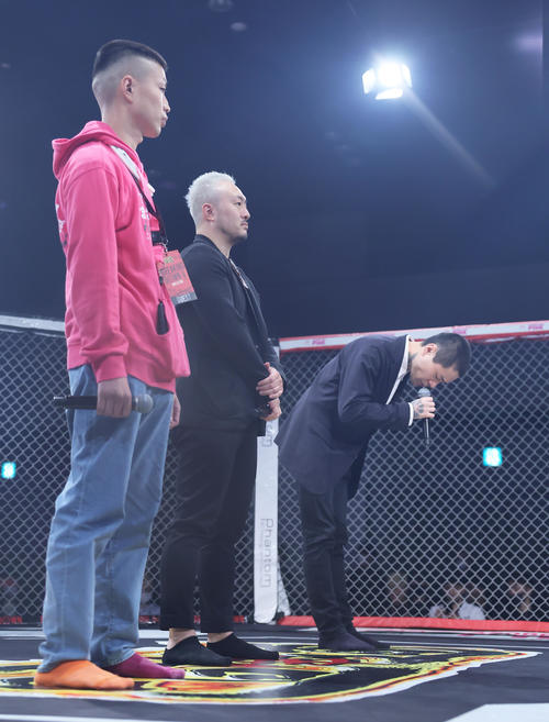 会見の騒動について謝罪する久保田（右）。左はアドリブまさお（撮影・足立雅史）