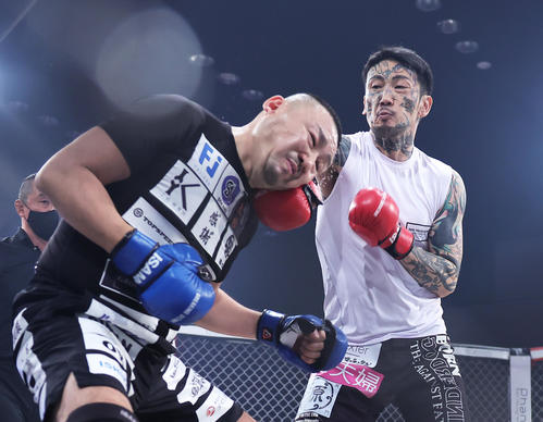 梵頭（左）を攻める瓜田（撮影・足立雅史）