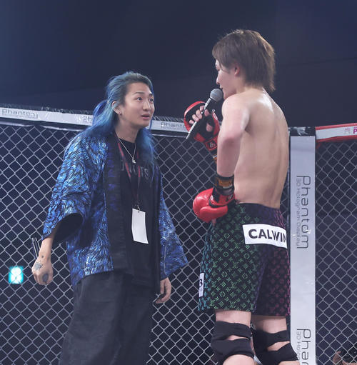 三崎（右）はDJ社長との対戦を約束する（撮影・足立雅史）